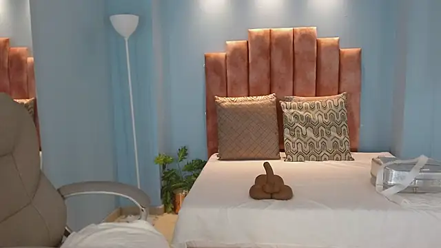 Milaa Star  online show from 04/18/26, 03:54