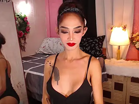 Snapshot of XXXQueenofTransXXX chatting on 02/04/26, 12:05 XXXQueenofTransXXX online show from 02/04/26, 12:05