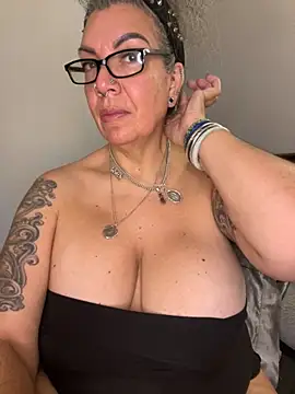 dieseldame1313 online show from 11/24/25, 09:42