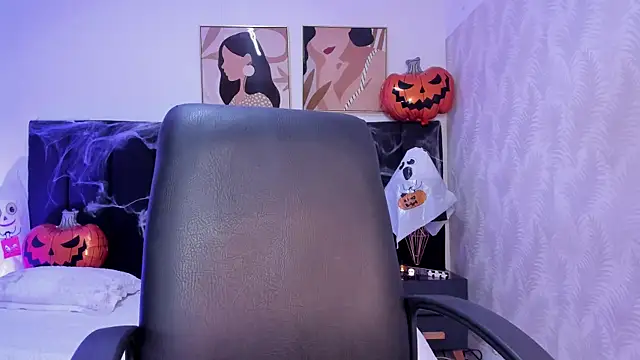 kaylaadams7 online show from 10/31/25, 11:11