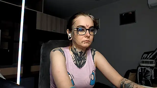 HighelikeGirl online show from 10/15/25, 12:05