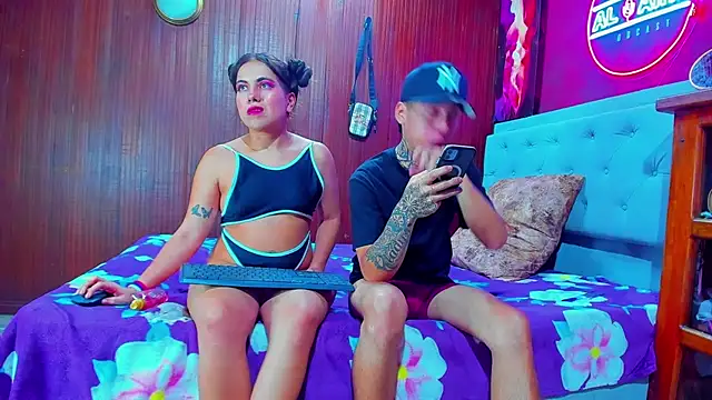 Snapshot of dereck_and_julie chatting on 10/31/25, 03:07 dereck and julie online show from 10/31/25, 03:07