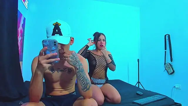 Snapshot of dereck_and_julie chatting on 12/05/25, 12:52 dereck and julie online show from 12/05/25, 12:52