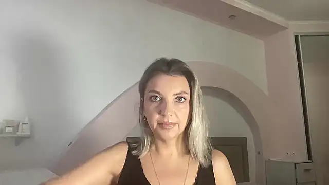 Snapshot of Beautysoul_ chatting on 09/19/25, 01:45 Beautysoul online show from 09/19/25, 01:45