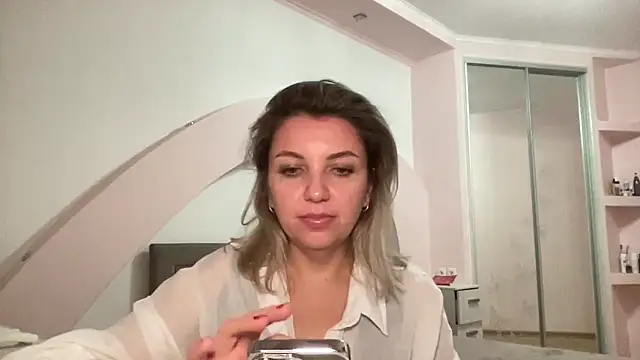 Snapshot of Beautysoul_ chatting on 10/25/25, 06:24 Beautysoul online show from 10/25/25, 06:24