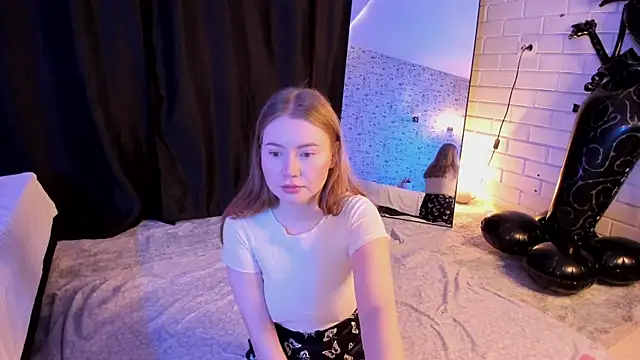 Snapshot of Lillie_Berry chatting on 11/05/25, 04:34 Lillie Berry online show from 11/05/25, 04:34