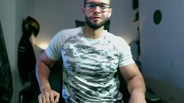 Snapshot of jacobmuscle4u chatting on 09/17/25, 11:28 jacobmuscle4u online show from 09/17/25, 11:28