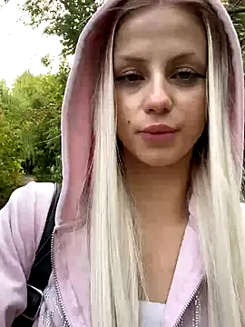 Snapshot of FavoriteKira chatting on 09/24/25, 12:41 FavoriteKira online show from 09/24/25, 12:41