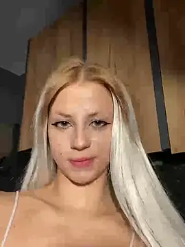 Snapshot of FavoriteKira chatting on 10/01/25, 07:42 FavoriteKira online show from 10/01/25, 07:42