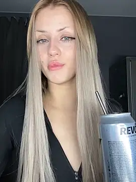 Snapshot of FavoriteKira chatting on 11/28/25, 09:39 FavoriteKira online show from 11/28/25, 09:39