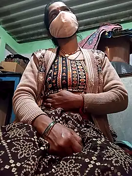 MISS LOVE 001 online show from 12/18/25, 06:14