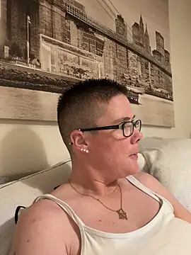 Snapshot of voluptuous-minx chatting on 12/16/25, 04:45 voluptuous-minx online show from 12/16/25, 04:45