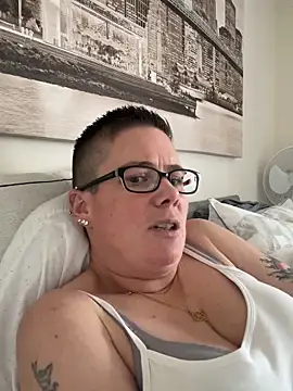 Snapshot of voluptuous-minx chatting on 12/17/25, 09:59 voluptuous-minx online show from 12/17/25, 09:59