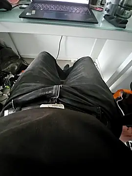 Snapshot of Syto772 chatting on 11/27/25, 01:13 Syto772 online show from 11/27/25, 01:13