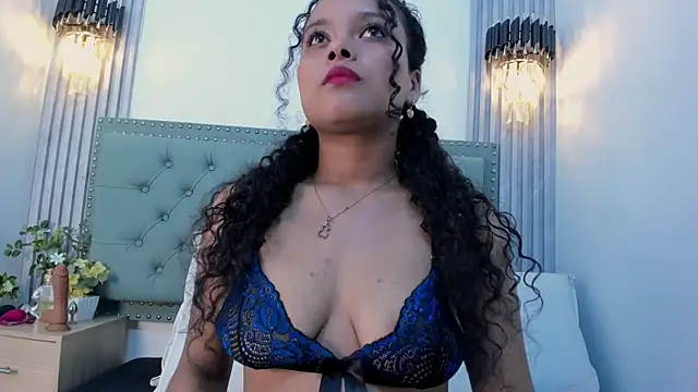 ValeriaJulio  online show from 11/12/25, 07:24