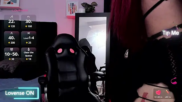 Snapshot of emmabridgerton chatting on 10/29/25, 12:57 emmabridgerton online show from 10/29/25, 12:57