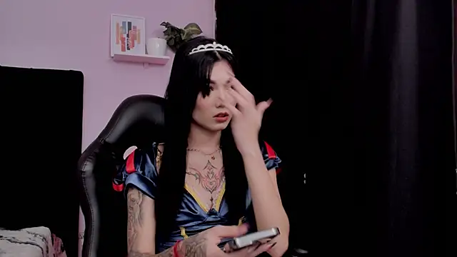 Snapshot of emmabridgerton chatting on 11/10/25, 09:03 emmabridgerton online show from 11/10/25, 09:03