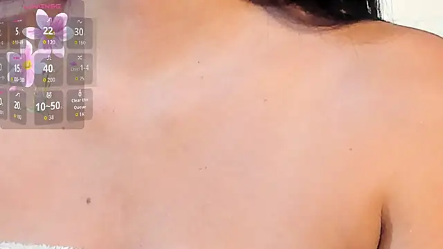 Snapshot of VioletHilton chatting on 10/13/25, 07:03 VioletHilton online show from 10/13/25, 07:03