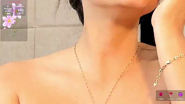 Snapshot of VioletHilton chatting on 12/02/25, 07:31 VioletHilton online show from 12/02/25, 07:31