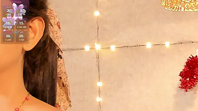 Snapshot of VioletHilton chatting on 12/15/25, 07:29 VioletHilton online show from 12/15/25, 07:29