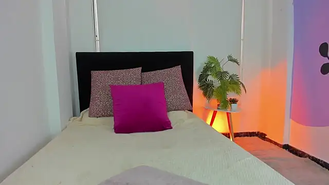 Snapshot of LunaVelvet777 chatting on 11/18/25, 12:42 LunaVelvet777 online show from 11/18/25, 12:42