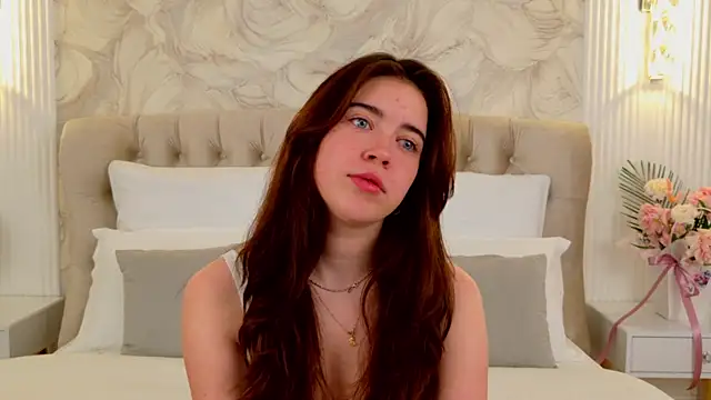 Snapshot of KimberlyBond chatting on 09/09/25, 04:39 KimberlyBond online show from 09/09/25, 04:39