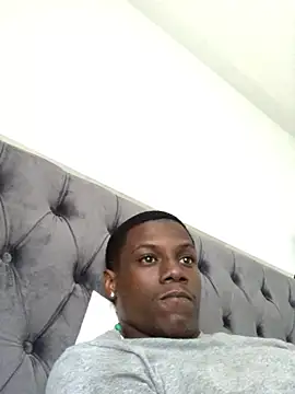 Snapshot of labishyoung25 chatting on 10/13/25, 09:37 labishyoung25 online show from 10/13/25, 09:37