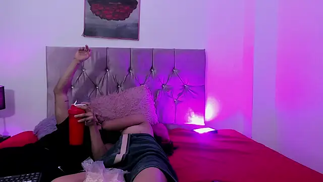 Snapshot of AndretiiAndCamila chatting on 10/03/25, 08:06 AndretiiAndCamila online show from 10/03/25, 08:06