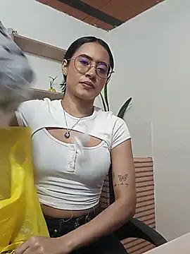 Snapshot of amy_lennox chatting on 05/20/26, 12:55 amy lennox online show from 05/20/26, 12:55