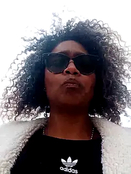 Snapshot of BiiancaEstradaa chatting on 09/10/25, 03:01 BiiancaEstradaa online show from 09/10/25, 03:01