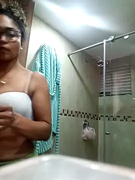 Snapshot of BiiancaEstradaa chatting on 09/18/25, 09:39 BiiancaEstradaa online show from 09/18/25, 09:39