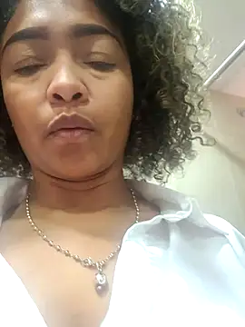 Snapshot of BiiancaEstradaa chatting on 10/05/25, 05:22 BiiancaEstradaa online show from 10/05/25, 05:22