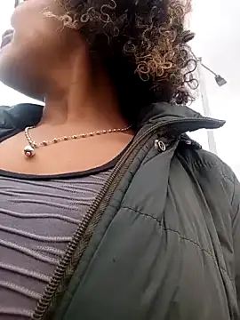 Snapshot of BiiancaEstradaa chatting on 10/10/25, 03:22 BiiancaEstradaa online show from 10/10/25, 03:22