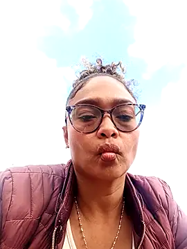 Snapshot of BiiancaEstradaa chatting on 10/14/25, 09:48 BiiancaEstradaa online show from 10/14/25, 09:48