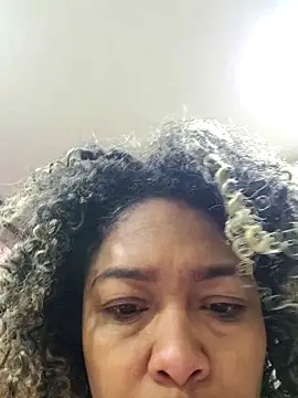 Snapshot of BiiancaEstradaa chatting on 10/22/25, 02:17 BiiancaEstradaa online show from 10/22/25, 02:17