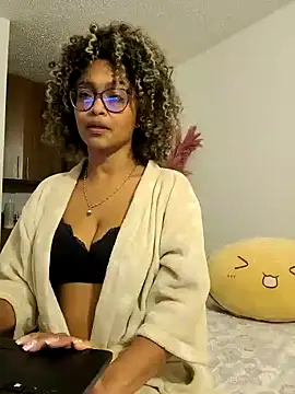 Snapshot of BiiancaEstradaa chatting on 10/23/25, 04:12 BiiancaEstradaa online show from 10/23/25, 04:12