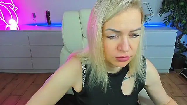 Snapshot of Anna_Snows chatting on 09/14/25, 12:04 Anna Snows online show from 09/14/25, 12:04