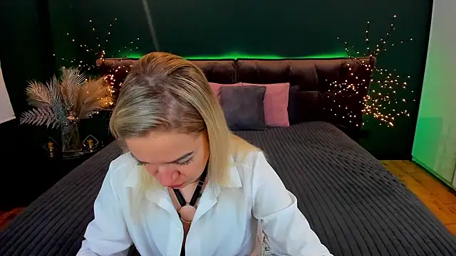 Snapshot of Anna_Snows chatting on 09/15/25, 12:05 Anna Snows online show from 09/15/25, 12:05