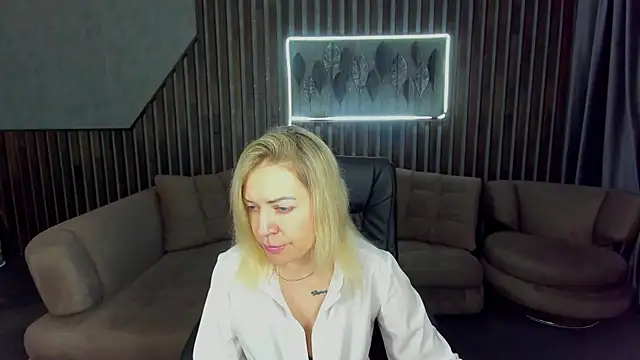 Snapshot of Anna_Snows chatting on 10/10/25, 05:39 Anna Snows online show from 10/10/25, 05:39