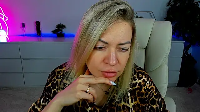 Snapshot of Anna_Snows chatting on 10/24/25, 05:37 Anna Snows online show from 10/24/25, 05:37