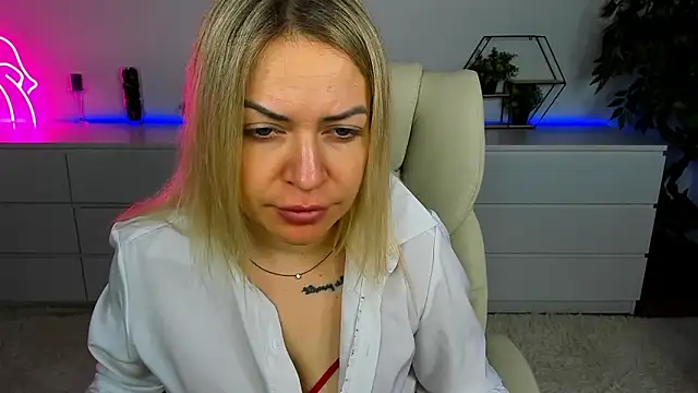 Snapshot of Anna_Snows chatting on 10/30/25, 06:37 Anna Snows online show from 10/30/25, 06:37