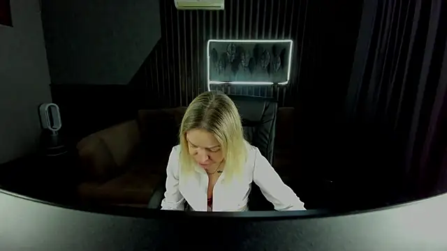 Snapshot of Anna_Snows chatting on 12/14/25, 06:30 Anna Snows online show from 12/14/25, 06:30