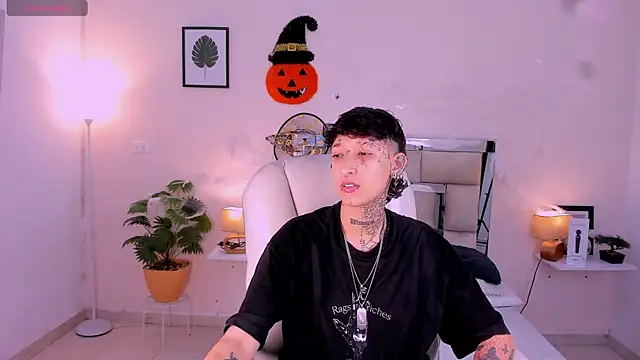 Snapshot of Luci_Rose chatting on 10/30/25, 02:46 Luci Rose online show from 10/30/25, 02:46