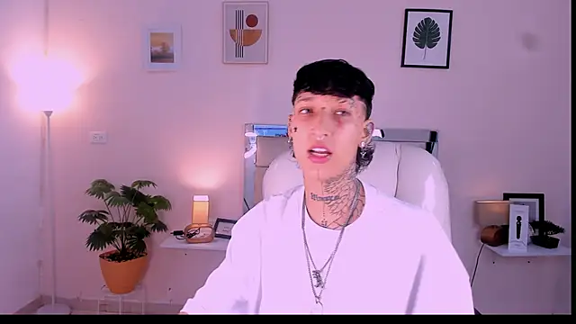 Snapshot of Luci_Rose chatting on 11/05/25, 03:39 Luci Rose online show from 11/05/25, 03:39