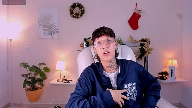 Snapshot of Luci_Rose chatting on 11/20/25, 03:18 Luci Rose online show from 11/20/25, 03:18