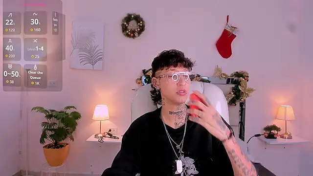 Snapshot of Luci_Rose chatting on 11/25/25, 02:33 Luci Rose online show from 11/25/25, 02:33