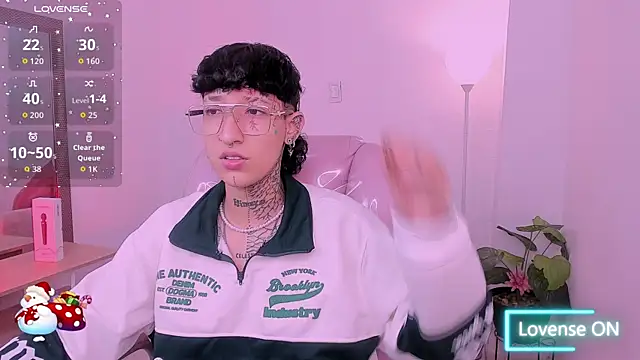 Snapshot of Luci_Rose chatting on 12/19/25, 08:49 Luci Rose online show from 12/19/25, 08:49