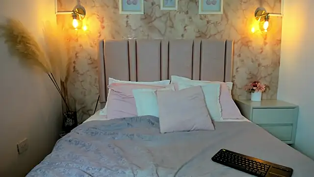 Isa lux online show from 10/08/25, 03:37