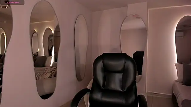 Snapshot of AmberColors_ chatting on 11/18/25, 07:18 AmberColors online show from 11/18/25, 07:18