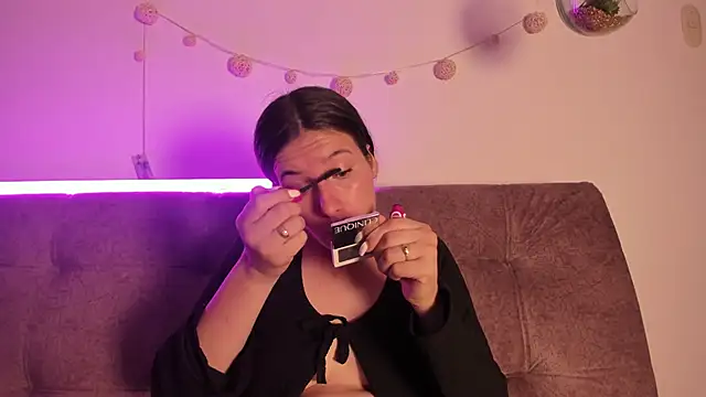 Snapshot of katalella_brown1 chatting on 09/30/25, 12:21 katalella brown1 online show from 09/30/25, 12:21